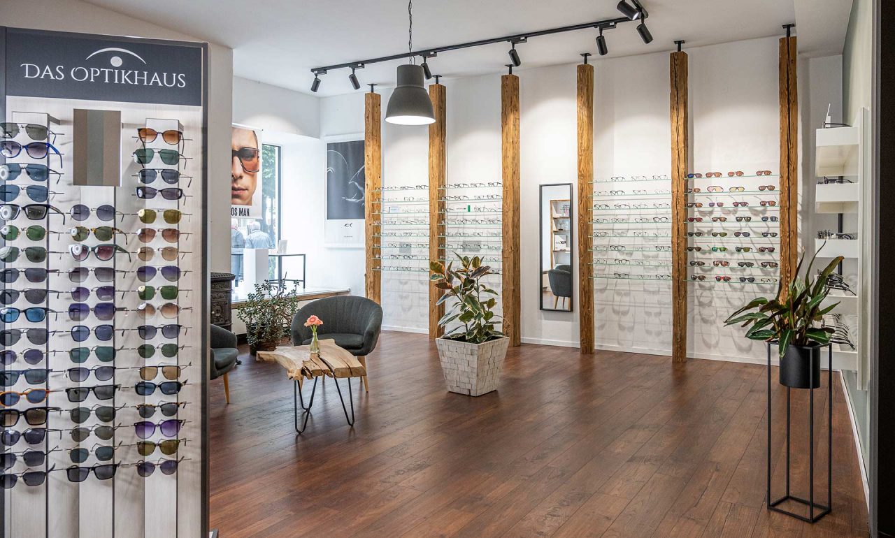 Modernes Optikerhaus mit Designermöbeln in Regensburg