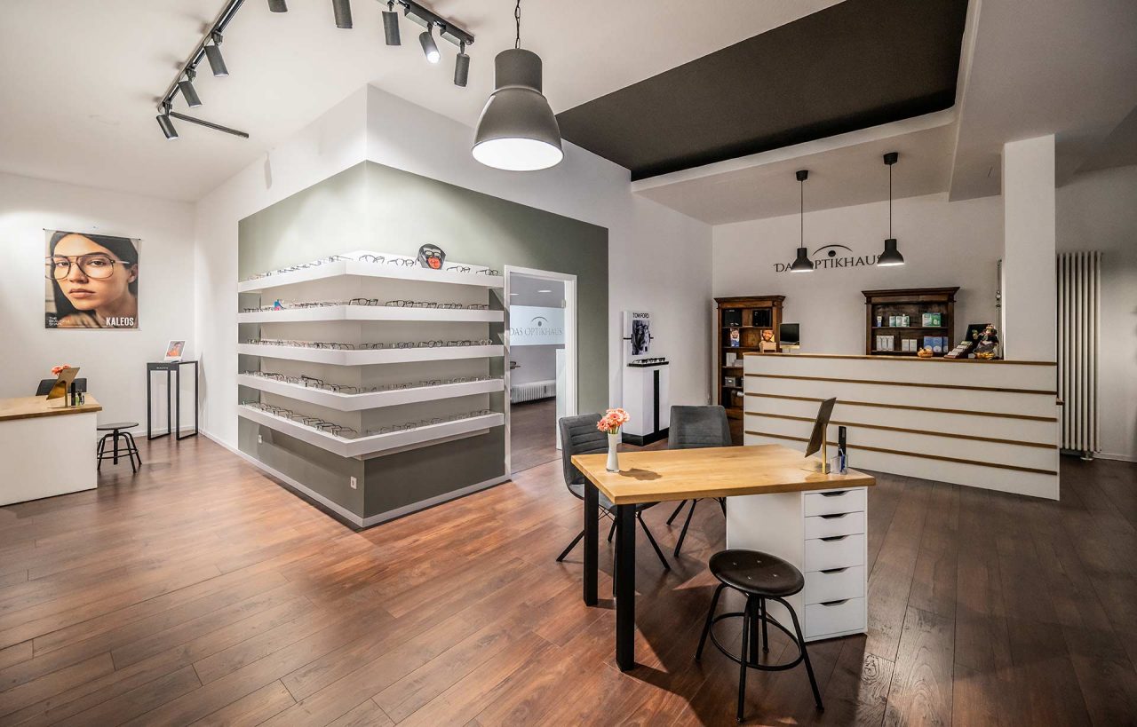 Modernes Optikerhaus mit Designermöbeln in Regensburg