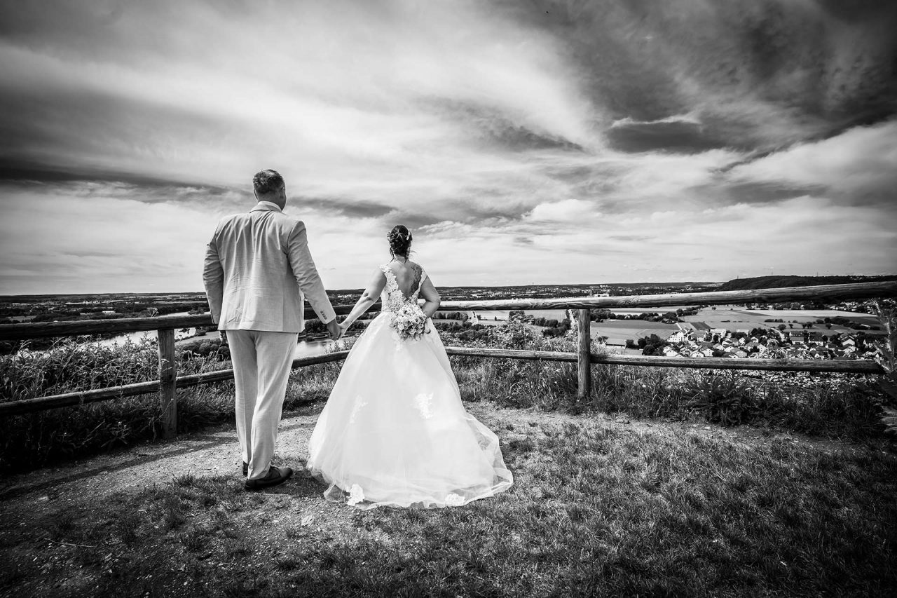 Hochzeitspaar vor historischer Kulisse in Regensburg